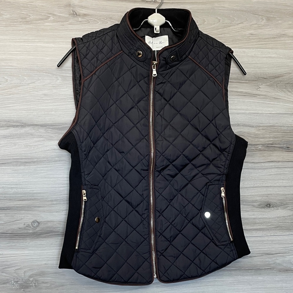 NWT- Active USA Women's Quilted Vest with Suede Piping, Black